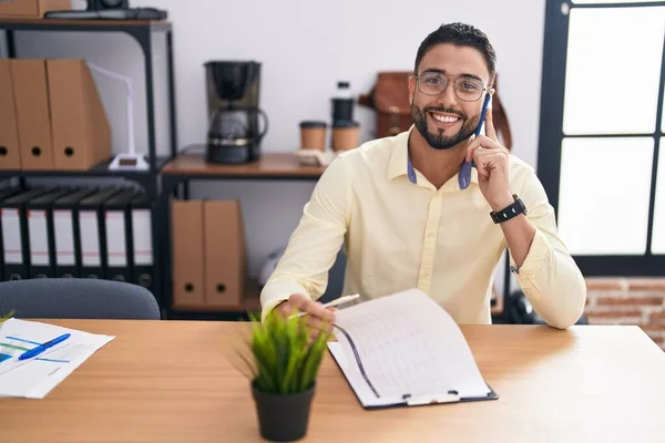 Ung Arabisk Man Företagare Talar Smartphone Läsa Dokument Kontoret — Stockfoto