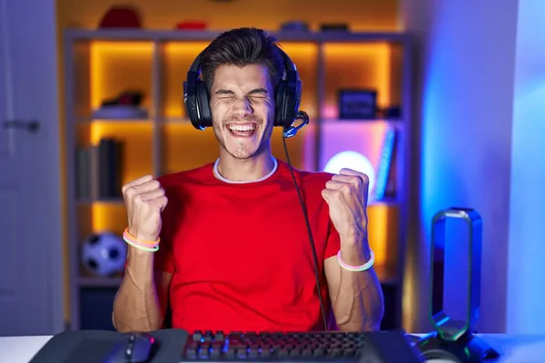 Young Hispanic Man Playing Video Games Excited Success Arms Raised — Stock Photo, Image