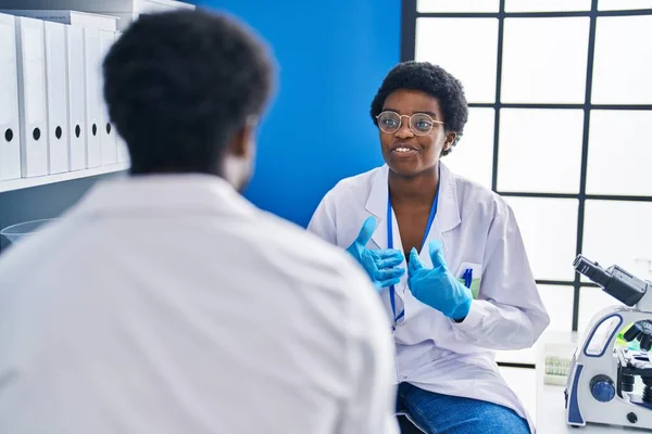 Científicos Afroamericanos Trabajando Juntos Hablando Laboratorio —  Fotos de Stock
