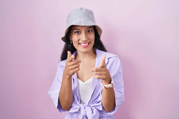 Young Hispanic Woman Standing Pink Background Wearing Hat Pointing Fingers — Stock Photo, Image