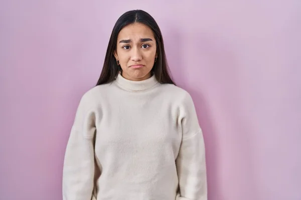 Ung Sydasiatisk Kvinna Står Över Rosa Bakgrund Deprimerad Och Oroa — Stockfoto