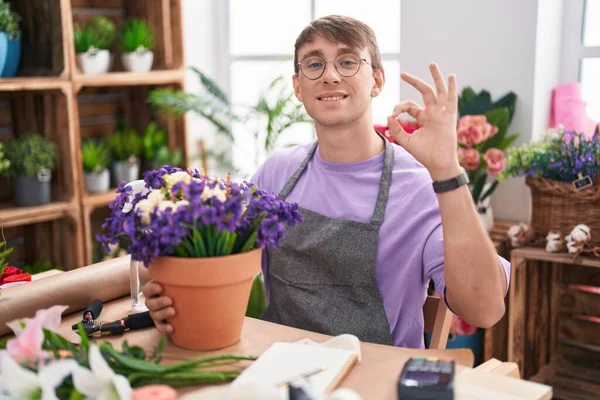 花屋で働く白人ブロンドの男は手と指でOkサインをして積極的に笑顔 成功した表現 — ストック写真
