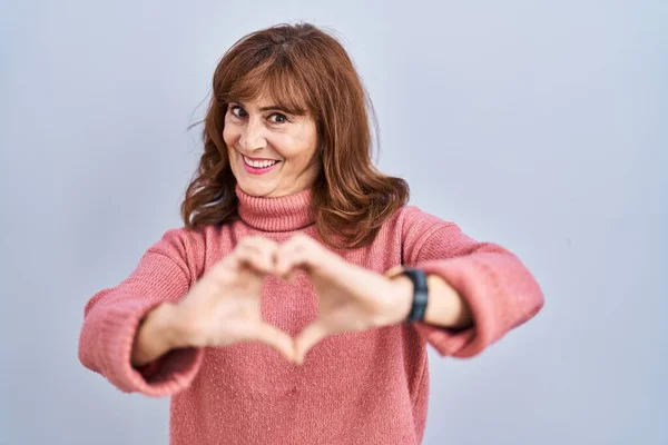 Middelbare Leeftijd Spaanse Vrouw Staat Geïsoleerde Achtergrond Glimlachend Liefde Doen — Stockfoto