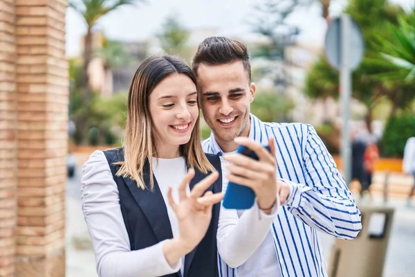 Man Woman Couple Using Smartphone Standing Together Street — Stockfoto