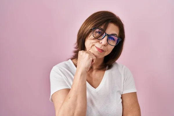 Middle Age Hispanic Woman Standing Pink Background Hand Chin Thinking — Stock Photo, Image