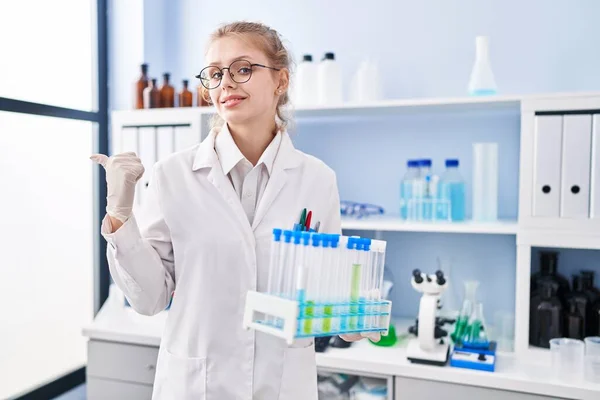 Bilim Adamlarının Laboratuvarında Çalışan Beyaz Bir Kadın Elinde Örnekler Tutarken — Stok fotoğraf