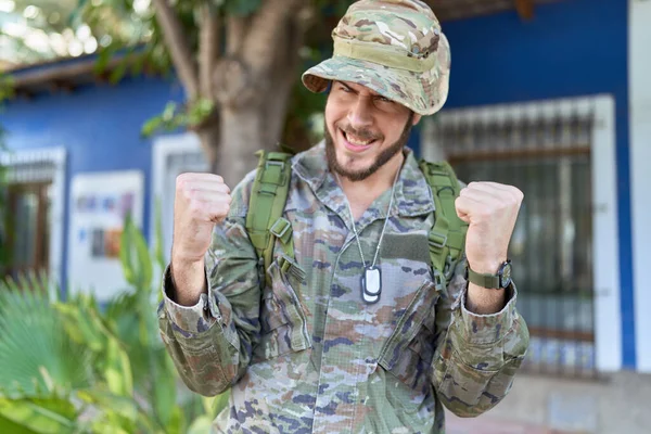 Giovane Uomo Ispanico Indossa Camuffamento Uniforme Militare All Aperto Molto — Foto Stock