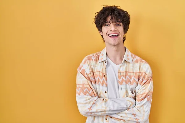 Młody Mężczyzna Letniej Koszuli Uśmiechnięty Skrzyżowanymi Ramionami Patrzący Kamerę Osoba — Zdjęcie stockowe