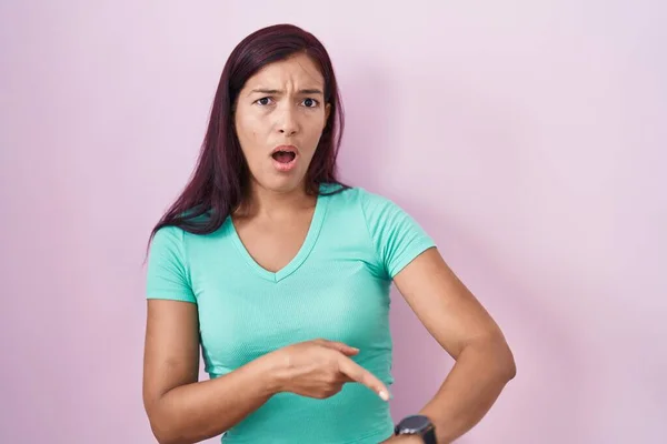 Young Hispanic Woman Standing Pink Background Hurry Pointing Watch Time — Stockfoto