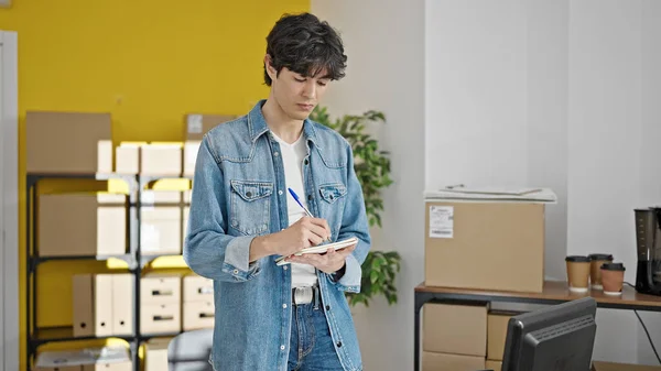 Young Hispanic Man Ecommerce Business Worker Writing Notes Office — Stock Photo, Image