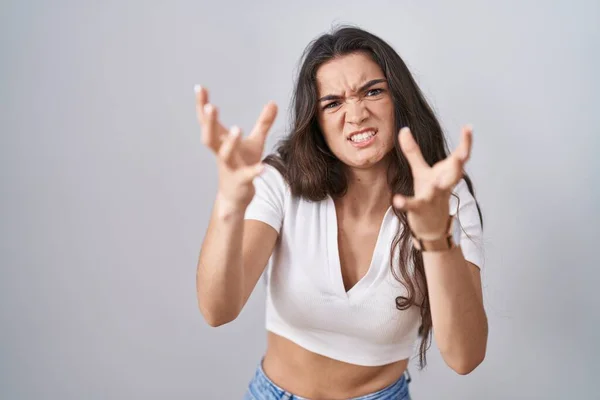 Junges Teenager Mädchen Steht Vor Weißem Hintergrund Und Schreit Frustriert — Stockfoto