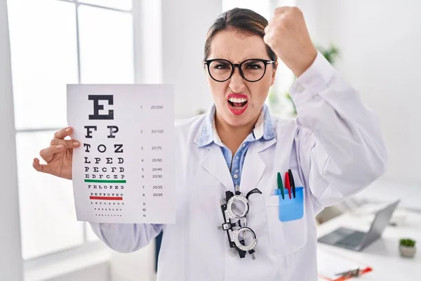 Ung Latinamerikansk Optiker Kvinna Som Håller Läkarundersökning Irriterad Och Frustrerad — Stockfoto