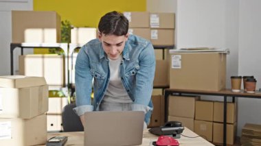 Ofiste dizüstü bilgisayar kullanan İspanyol bir iş adamı.