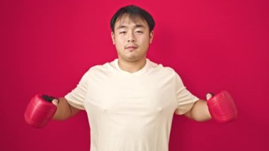 Gülümseyen kendine güvenen güçlü hareketler yapan izole kırmızı arka plan