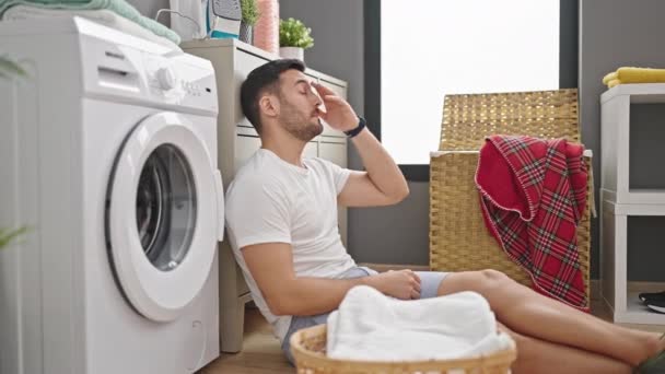Jonge Spaanse Man Zit Vloer Moe Wachten Een Wasmachine Wasruimte — Stockvideo