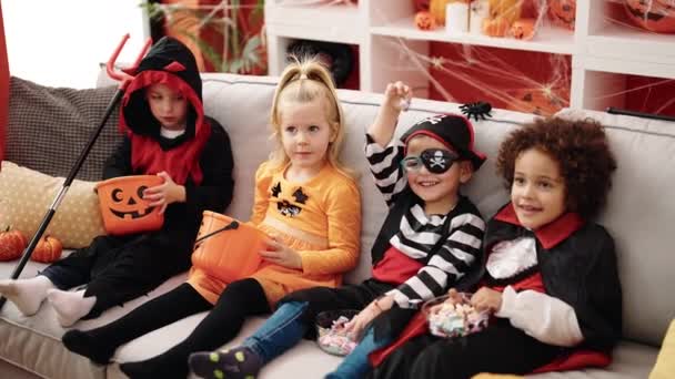 Grupo Niños Con Disfraz Halloween Sosteniendo Caramelos Casa — Vídeo de stock