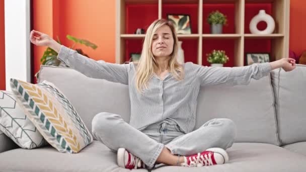 Junge Blonde Frau Macht Yoga Übungen Hause Auf Dem Sofa — Stockvideo