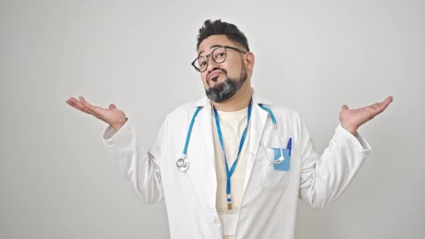 Mladý Latinský Muž Lékař Stojící Bezradný Přes Izolované Bílé Pozadí — Stock video