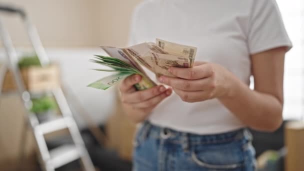 Mujer Rubia Joven Contando Rublos Rusos Billetes Nuevo Hogar — Vídeos de Stock