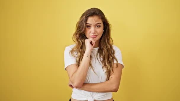 Young Beautiful Hispanic Woman Smiling Confident Standing Isolated Yellow Background — 비디오