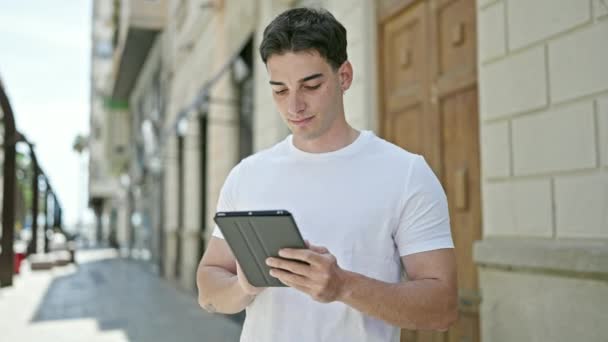 Joven Hombre Hispano Sonriendo Confiado Usando Touchpad Calle — Vídeo de stock