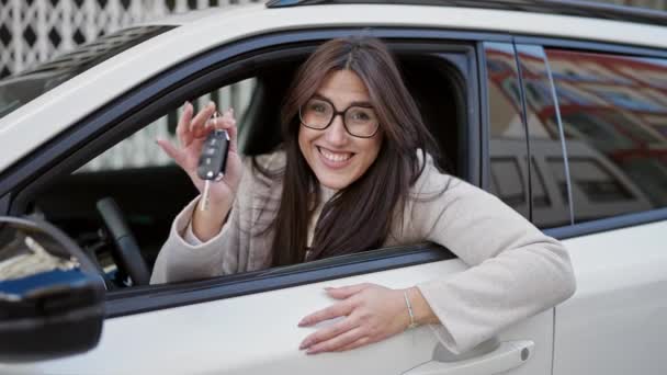 Jonge Mooie Spaanse Vrouw Met Sleutel Van Nieuwe Auto Met — Stockvideo