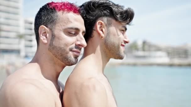 Två Män Turist Par Ler Säker Stående Tillsammans Stranden — Stockvideo