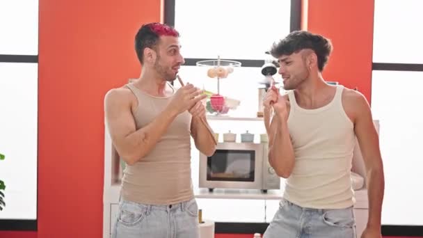 Zwei Männer Singen Lied Mit Küchenutensilien Als Mikrofon Esszimmer — Stockvideo