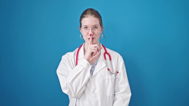 Νεαρή Ξανθιά Γυναίκα Γιατρός Ζητώντας Ησυχία Πάνω Από Απομονωμένο Μπλε — Αρχείο Βίντεο