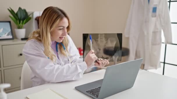 Młoda Piękna Latynoska Lekarz Mając Wideo Rozmowy Pokazując Xray Klinice — Wideo stockowe