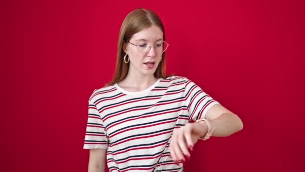 Mujer Rubia Joven Pie Con Expresión Sorpresa Mirando Ver Sobre — Vídeo de stock