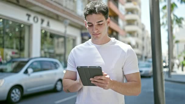 Junger Hispanischer Mann Benutzt Touchpad Auf Der Straße — Stockvideo