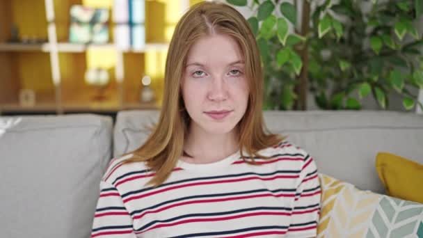 Junge Blonde Frau Mit Brille Sitzt Hause Auf Sofa — Stockvideo