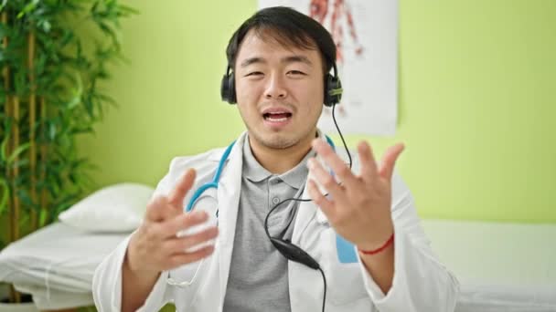Lekarz Prowadzący Rozmowę Wideo Klinice — Wideo stockowe