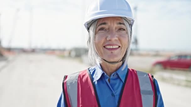 Constructora Mujer Pelo Gris Mediana Edad Sonriendo Confiada Pie Calle — Vídeos de Stock