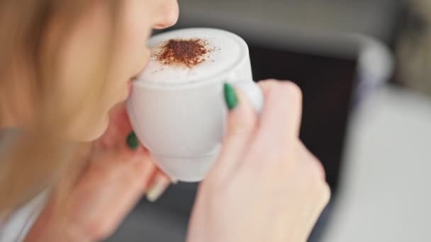 Jonge Blonde Vrouw Drinken Kopje Koffie Zitten Tafel Bij Coffeeshop — Stockvideo