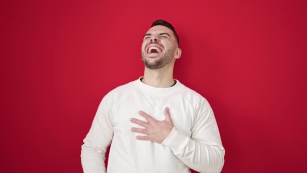 Молодой Латиноамериканец Много Смеялся Над Изолированным Красным Фоном — стоковое видео