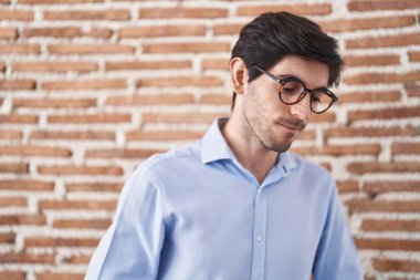 Tuğla duvar arkasında midesi üstünde duran genç bir İspanyol adam. Çünkü hazımsızlık, acı verici bir hastalık kendini iyi hissetmiyor. Ağrı kavramı. 