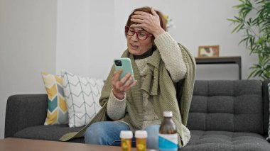 Olgun İspanyol kadın, evdeki doktorla online randevusunda hasta oluyor.