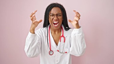 Afro-Amerikalı kadın doktor, izole pembe arka plan yüzünden kızgın ve stresli.