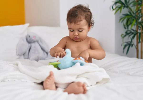 Sevimli Spanyol Bebek Yatakta Oturmuş Yatak Odasında Fil Bebeğiyle Oynuyor — Stok fotoğraf