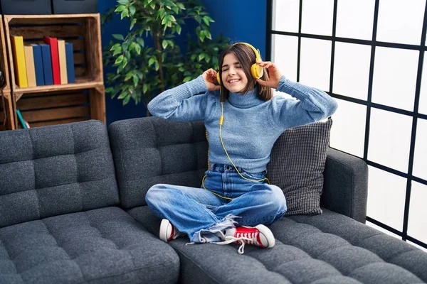 Jeune Belle Femme Hispanique Écoutant Musique Assise Sur Canapé Maison — Photo