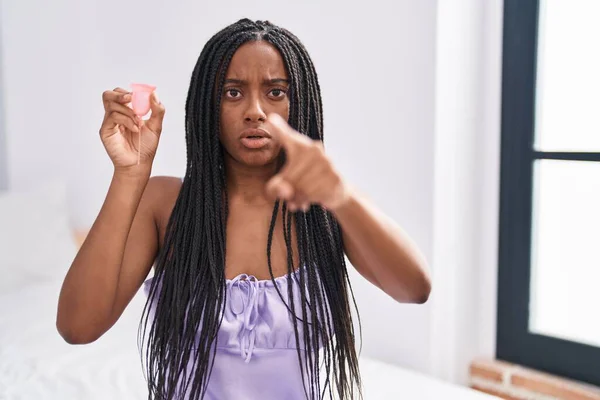Jonge Afro Amerikaanse Met Vlechten Die Menstruatiecup Met Vinger Naar — Stockfoto