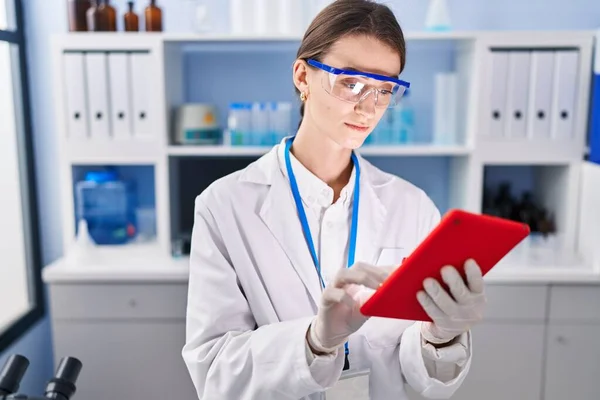 Young Caucasian Woman Scientist Using Touchpad Laboratory — Stockfoto