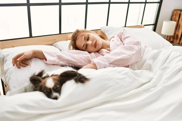 Beyaz Bir Kadın Yatak Odasında Uyuyan Bir Köpekle Yatakta Yatıyor — Stok fotoğraf