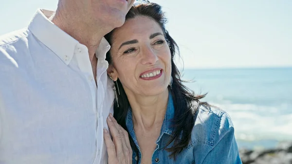 Kıdemli Erkek Kadın Çift Gülümsüyor Deniz Kenarında Birbirlerine Sarılıyorlar — Stok fotoğraf