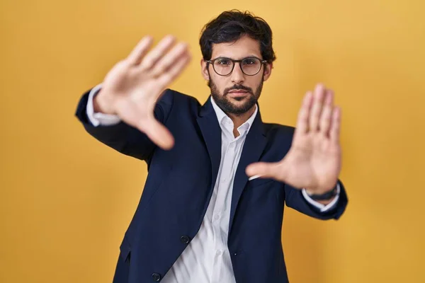 Handsome Latin Man Standing Yellow Background Doing Frame Using Hands — Stock Photo, Image