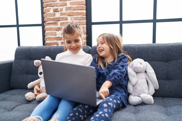 Evdeki Kanepede Oturan Sevimli Kızlar Dizüstü Bilgisayar Kullanıyorlar — Stok fotoğraf