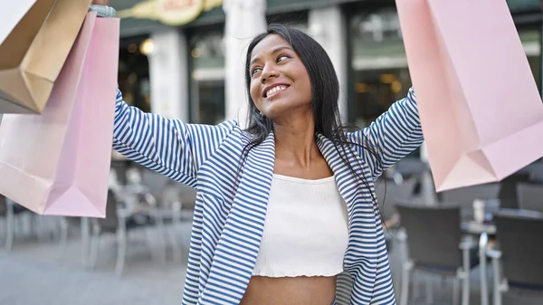 Africano Americano Mulher Sorrindo Indo Compras Segurando Sacos Rua — Fotografia de Stock