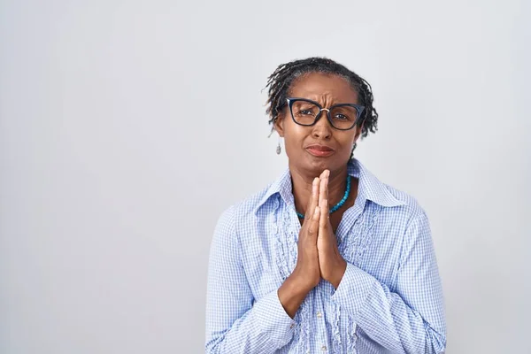 Africká Žena Dredy Stojící Nad Bílým Pozadím Brýlích Žebrá Modlí — Stock fotografie